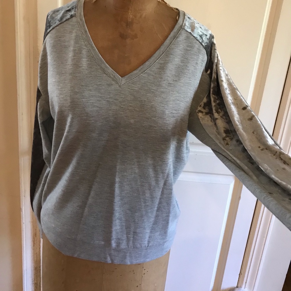 V neck too with matching velvet trim